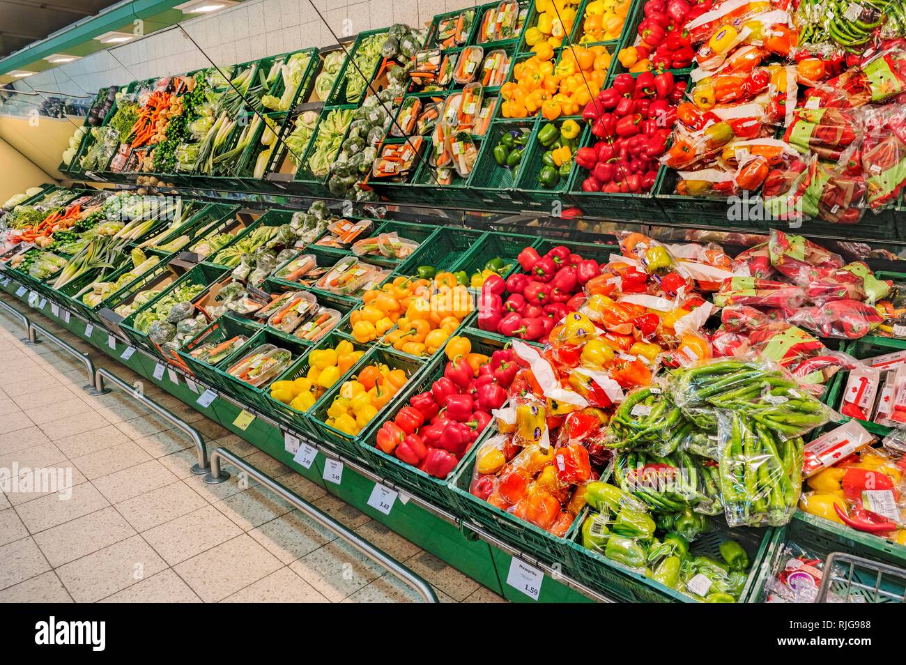 Hortalizas envasadas en plástico, mostrar en el supermercado, Munich, la Alta Baviera, Baviera, Alemania Foto de stock