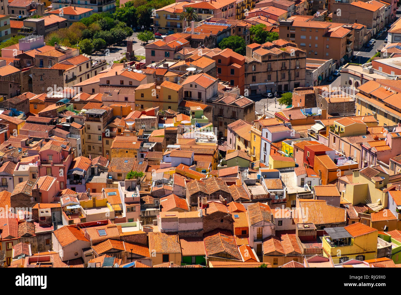 Bosa, Cerdeña / Italia - 2018/08/13: Vista panorámica de la ciudad de Bosa y colinas circundantes visto desde la colina del castillo Malaspina, conocido también como Castillo o Foto de stock