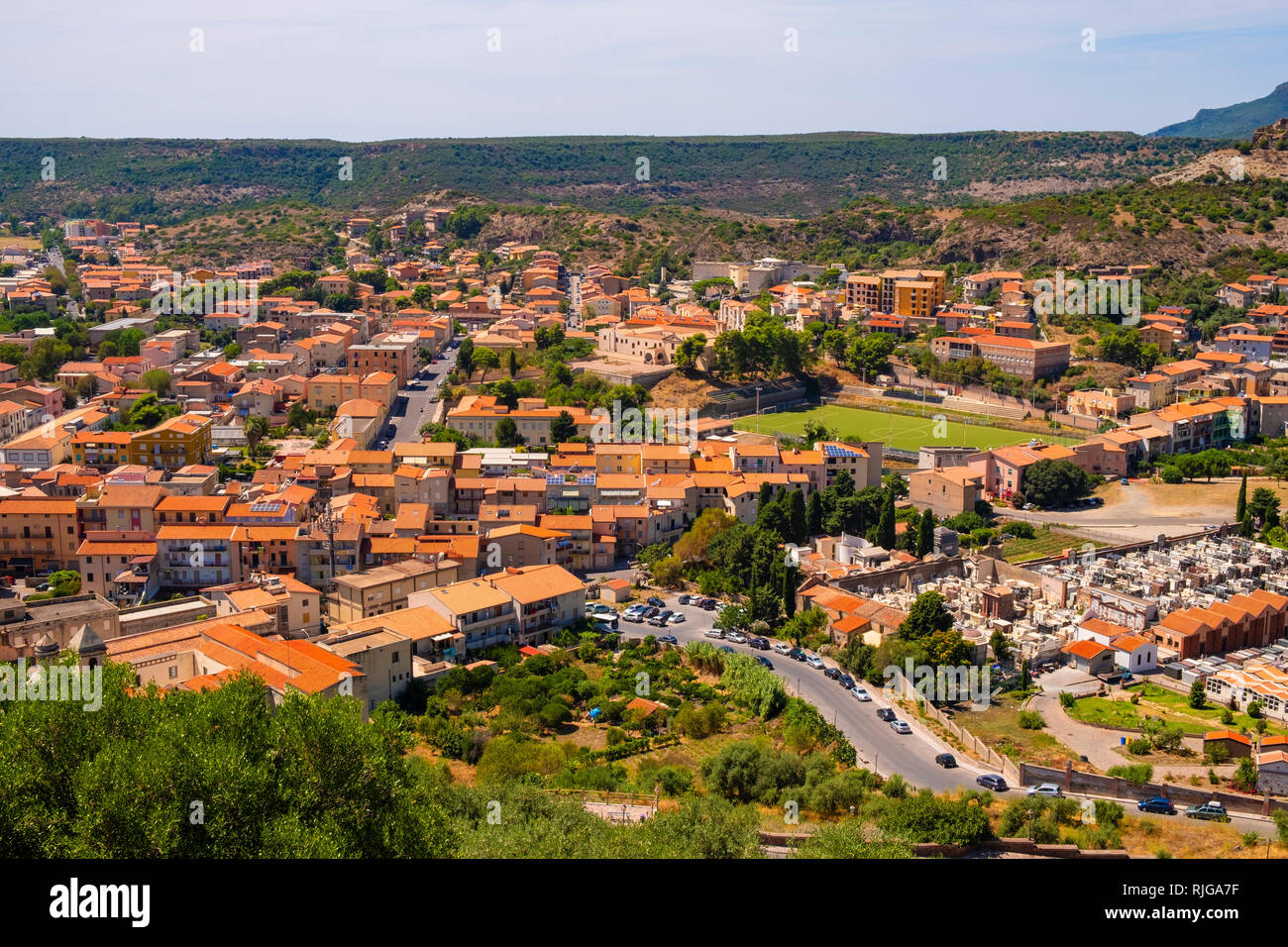 Bosa, Cerdeña / Italia - 2018/08/13: Vista panorámica de la ciudad de Bosa y colinas circundantes visto desde la colina del castillo Malaspina Foto de stock