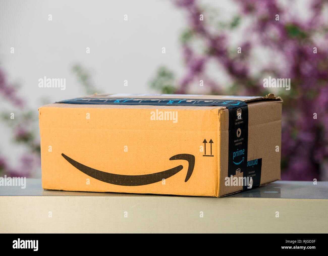 París, Francia - Apr 19, 2018: Entrega de Amazon caja de cartón exterior  izquierdo de la casa