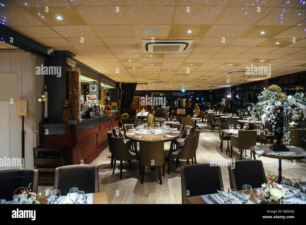 El interior del restaurante francés de lujo genérico con mesas y sillas  dispuestas esperando clientela elegante Fotografía de stock - Alamy
