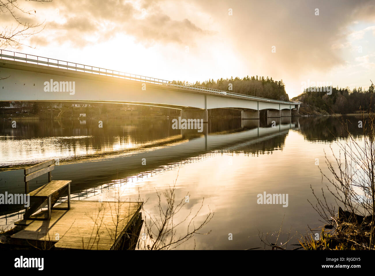 Puente reflejando en el agua Foto de stock