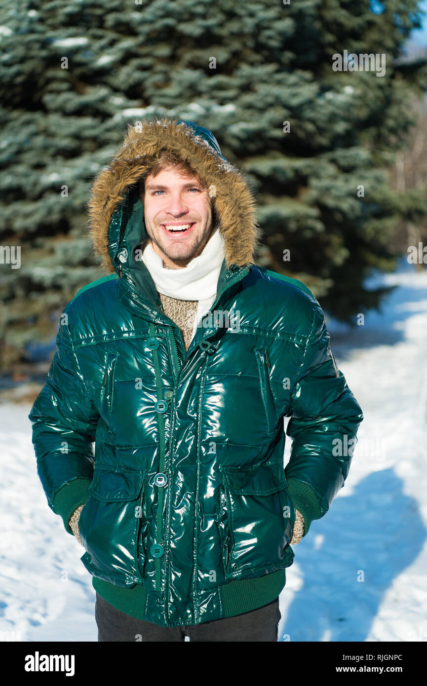 https://c8.alamy.com/compes/rjgnpc/ropa-de-invierno-hombre-chaqueta-de-desgaste-sin-afeitar-con-pelo-nevados-de-fondo-de-la-naturaleza-guy-llevar-chaqueta-de-invierno-con-capucha-peluda-hipster-fashion-de-invierno-preparados-para-los-cambios-climaticos-elegante-ropa-de-invierno-rjgnpc.jpg
