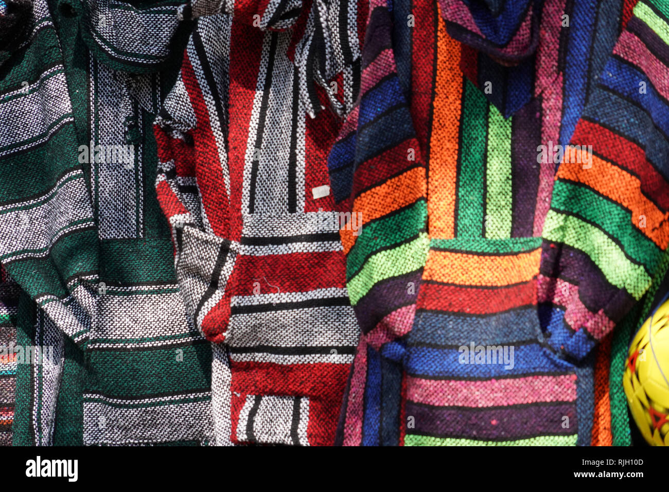 Vestido tradicional mexicano poncho para la venta en el mercado Fotografía  de stock - Alamy