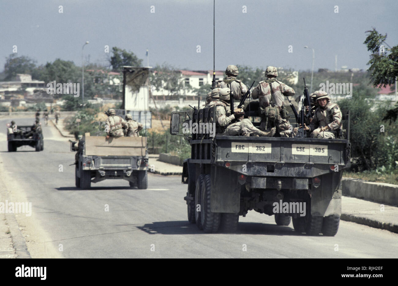 16 de octubre de 1993 dejando el Cuartel General de la ONUSOM, soldados de infantería del ejército de EE.UU. Compañía C 1/87 jefe en las calles de Mogadishu, en Somalia, en la parte de atrás de un camión de M35. Un par de Humvees llevar el convoy. Foto de stock