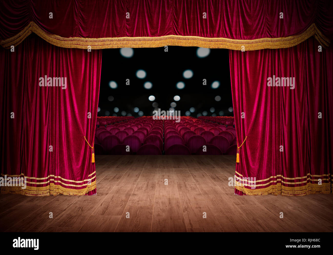 Las cortinas rojas están abriendo para el espectáculo teatral Fotografía de  stock - Alamy