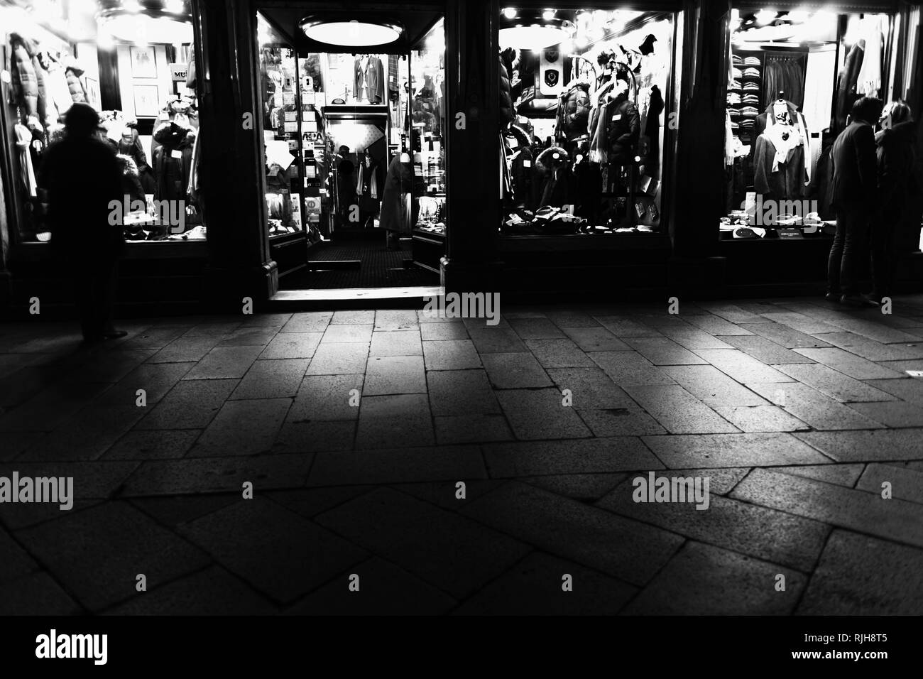 Ventana de compras en Venecia por la noche, iluminado, tiendas de fotografía en blanco y negro, Venive, Venecia, Italia, en el sur de Europa Foto de stock