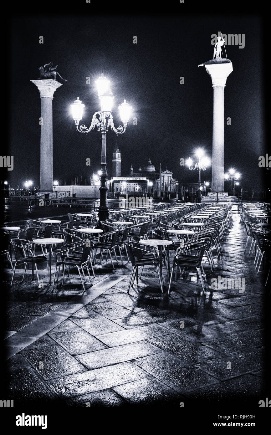 Sillas y mesas vacías en una lluviosa noche de invierno en la Plaza de San Marcos, la Plaza de San Marcos, Patrimonio Mundial de la UNESCO, Venecia, Venecia, Sur de Europa Foto de stock