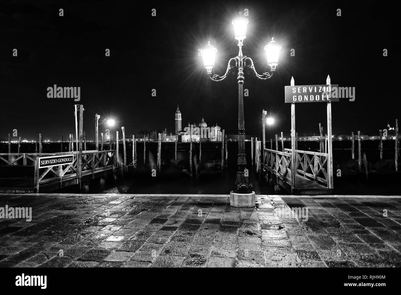 Servizio Gondole, estación de servicio, paseo en góndola Riva degli Schiavoni, Patrimonio Mundial de la UNESCO, Venecia, Italia, en el sur de Europa Foto de stock