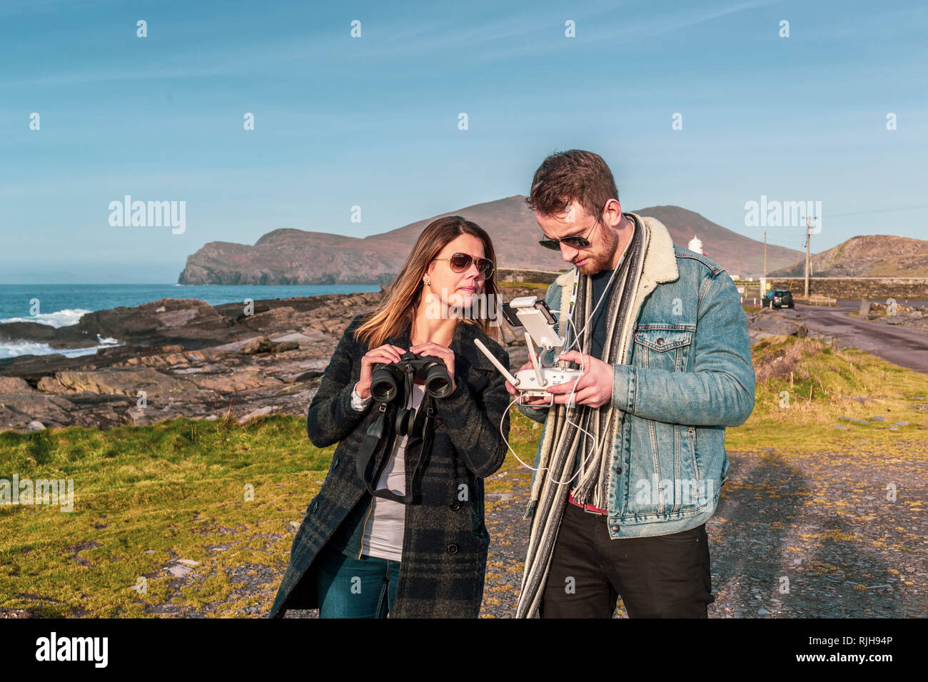 Pareja joven, atractivo irlandés, masculina, femenina brasileña Valentia Island, en el condado de Kerry, Irlanda Foto de stock
