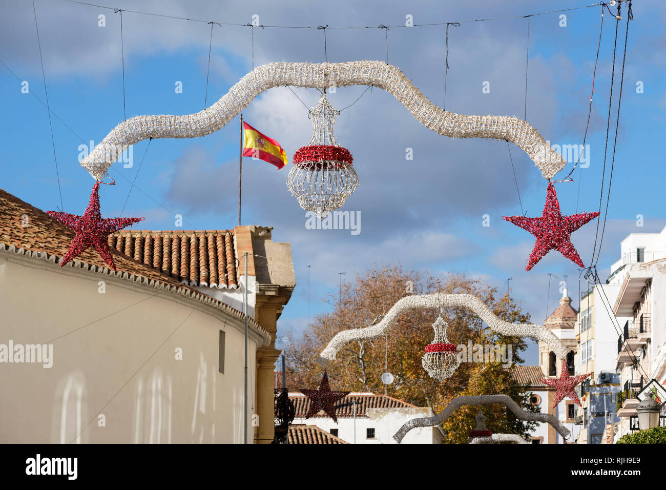 Streetscene fuera de plaza de toros con las decoraciones de navidad, Ronda, Málaga, Andalucía, España Foto de stock