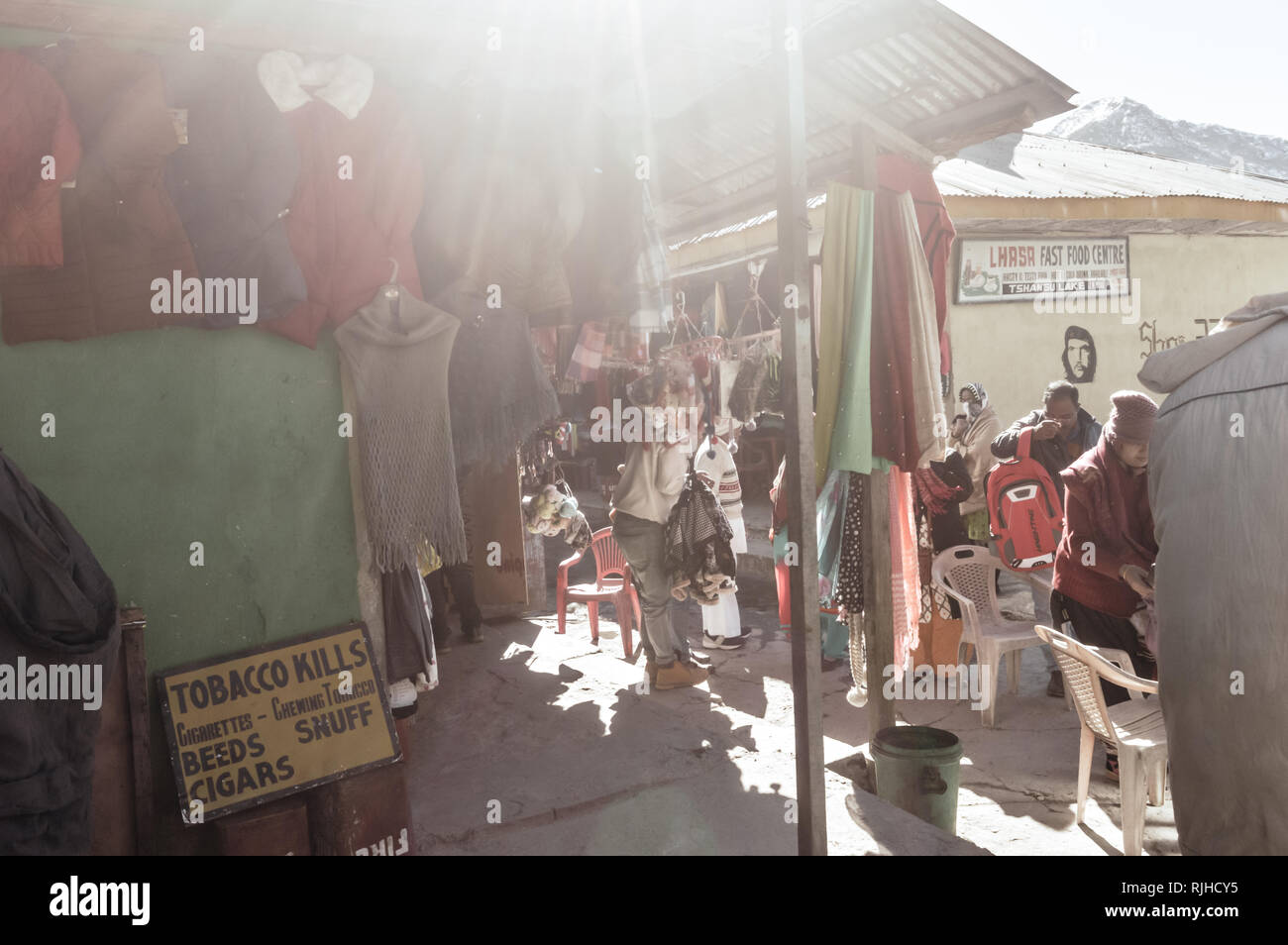 El lago Tsomgo, Gangtok, Sikkim, Diciembre 26, 2018: Vista de una tienda de ropa caliente en el camino al lago Changu. Tis es un popular lugar turístico whereater p Foto de stock