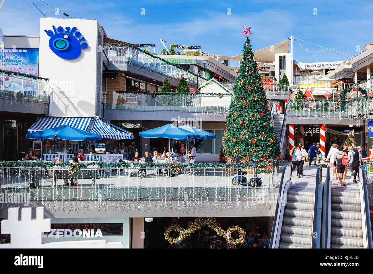 PUERTO DEL CARMEN, LANZAROTE - 23 de diciembre de 2018. Las tiendas y la  gente en el Centro Comercial Biosfera en Puerto del Carmen en Lanzarote,  Islas Canarias, España Fotografía de stock - Alamy
