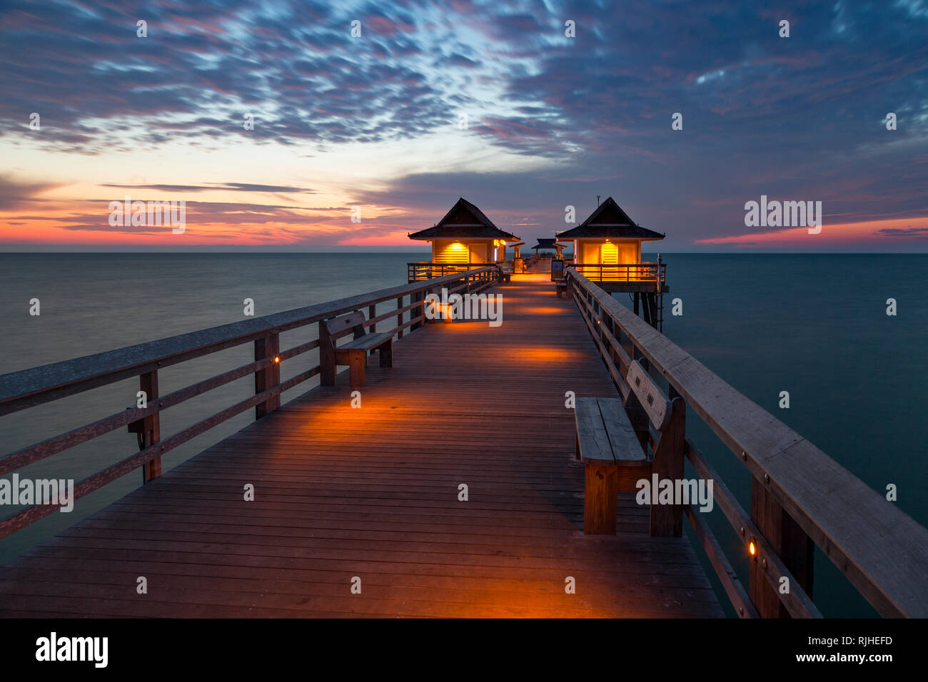 Crepúsculo sobre el Golfo de México en el muelle de Nápoles a lo largo de la costa del golfo de Florida, Naples, Florida, EE.UU. Foto de stock