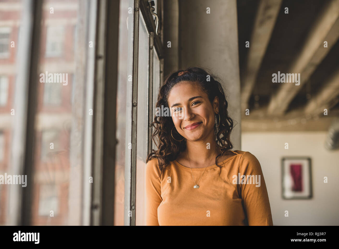 Retrato de mujer joven hispana mirando a la cámara Foto de stock