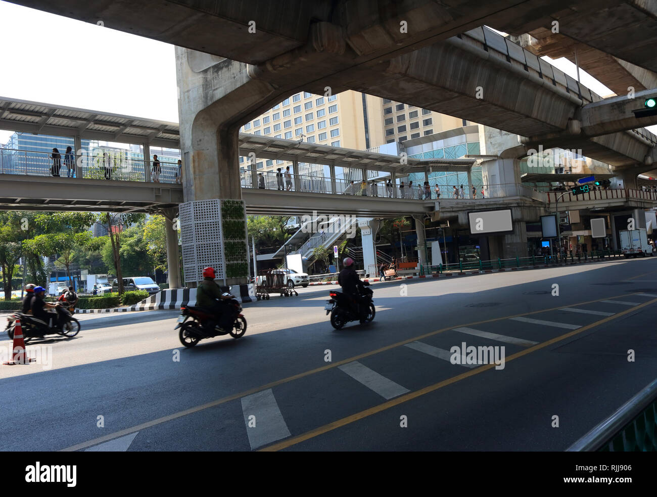 Grupo de personas no identificadas caminar sobre el viaducto en la