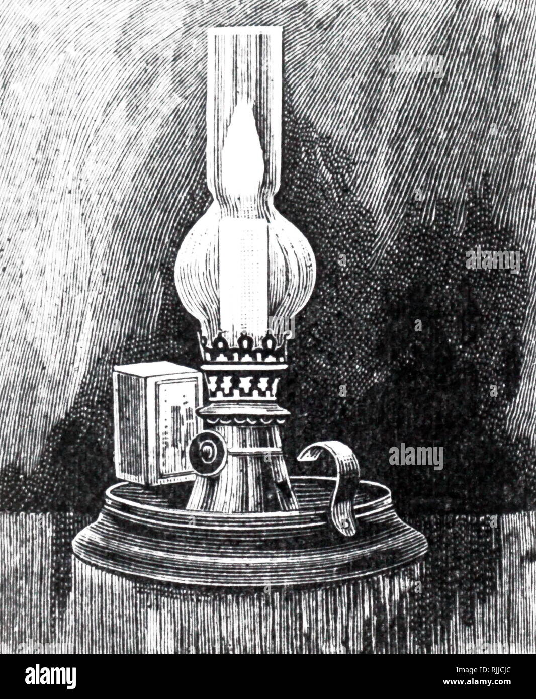 Un grabado representando un aceite de lámpara de mesa con un cilindro de gasa de alambre sobre la llama, diseñada para quemar productos petrolíferos pesados con un punto de inflamación de 100 grados centígrados. Fecha del siglo XIX Foto de stock