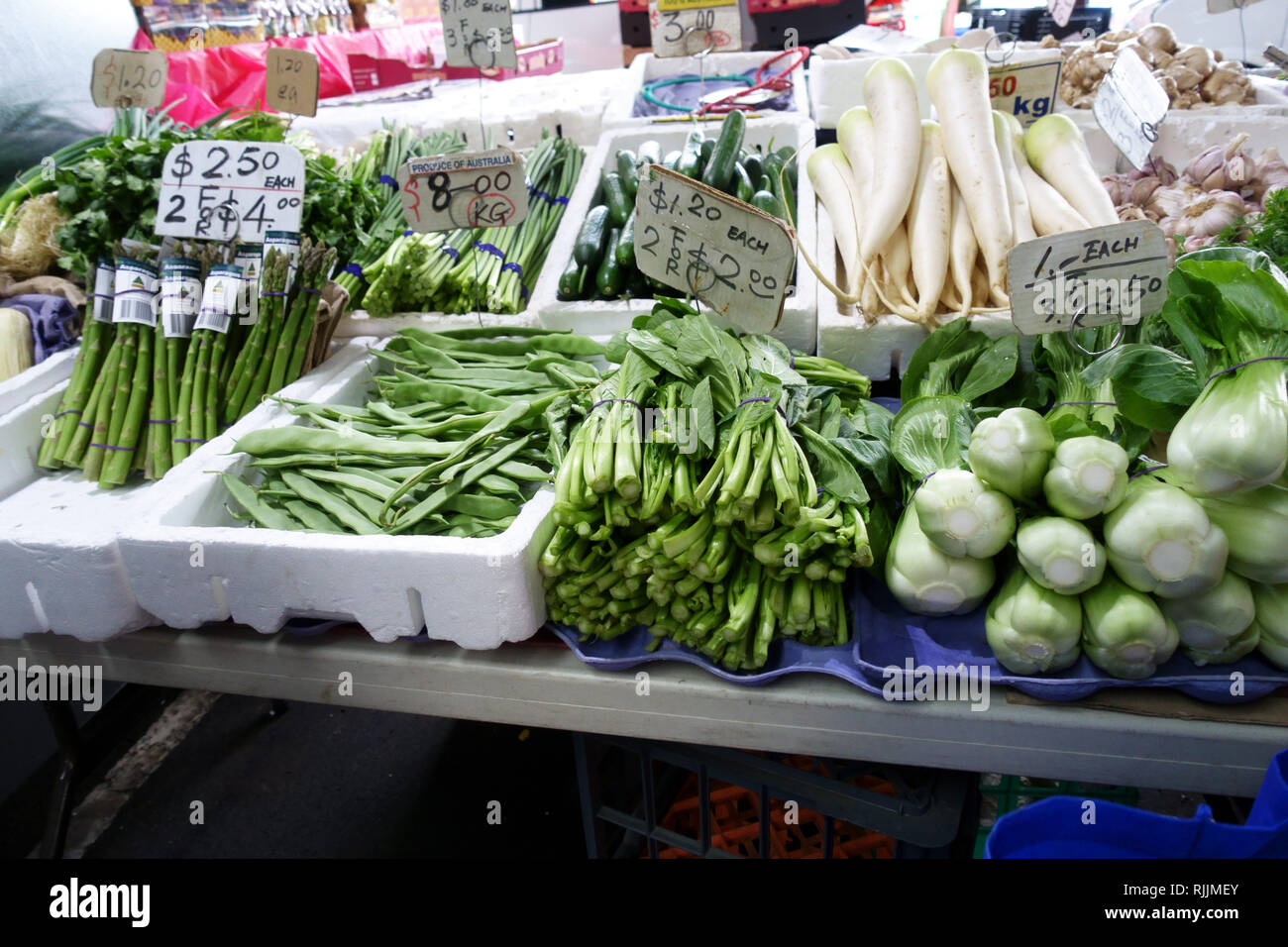 Mezcla de verduras que se vende en el mercado de la reina Victoria Melbourne, Victoria, Australia Foto de stock