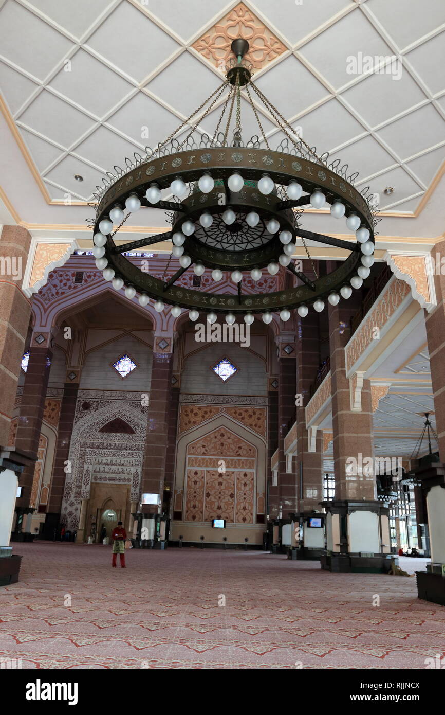 Interior de la mezquita de Putra, Putra Mezquita en Putrajaya, Malasia Foto de stock