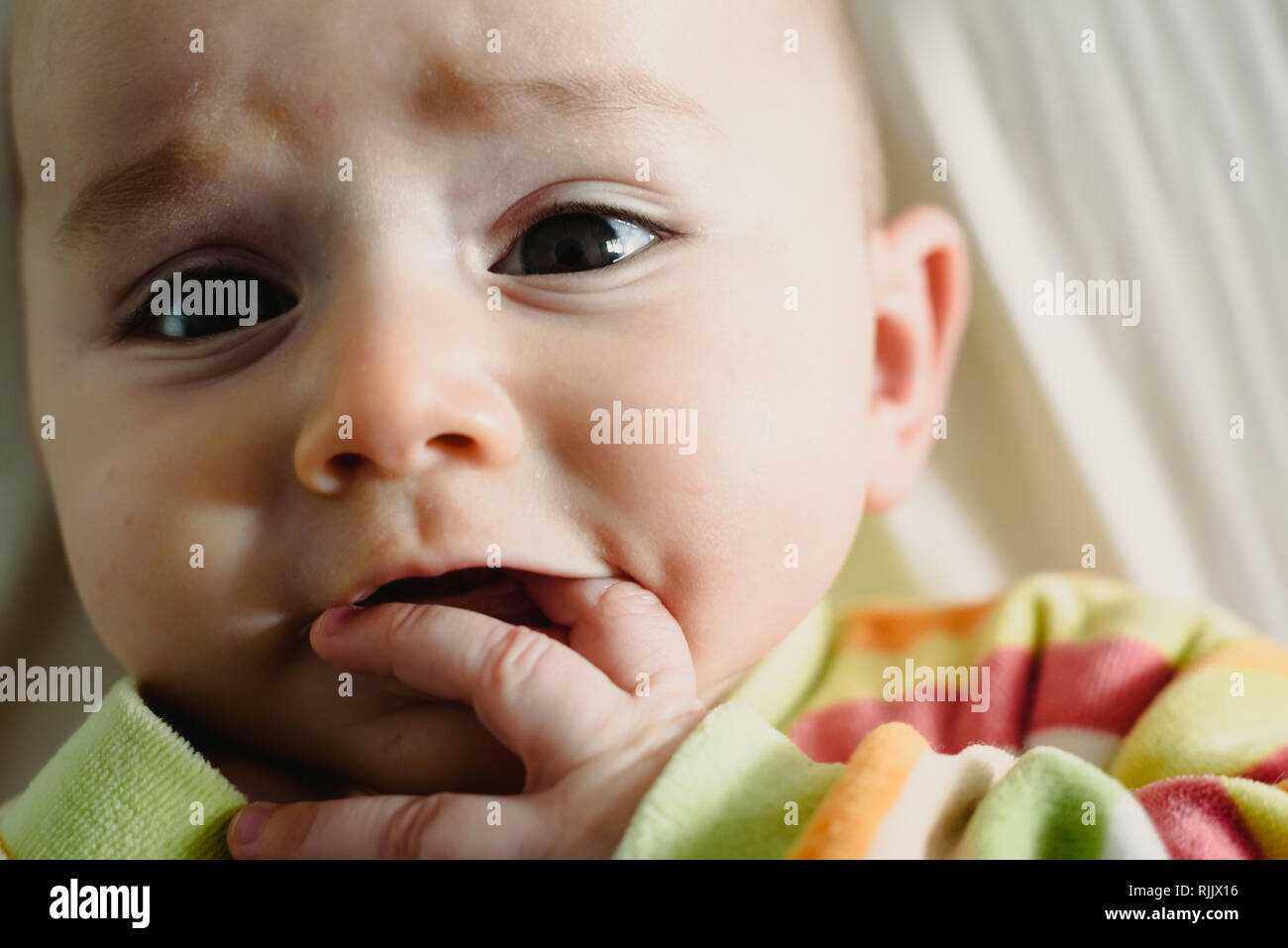 Bebé preocupado fotografías e imágenes de alta resolución - Alamy