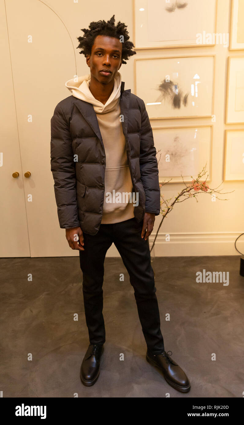 York, Estados Unidos. 06Th 2019. Modelo muestra off BLDWN ropa para hombre Otoño/Invierno 2019 en Roll & Hill gallery Crédito: Lev Radin/Pacific Press/Alamy News Fotografía de stock -