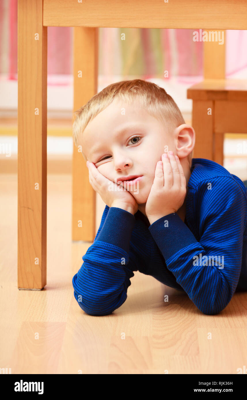 Sad boy pensive Imágenes vectoriales de stock - Alamy