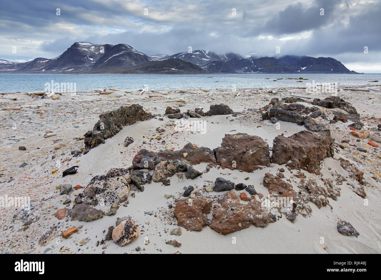 Siglo xvii restos de grasa, hornos de balleneros holandeses en Smeerenburg en Amsterdam / Isla Amsterdamøya, Svalbard / Spitsbergen, Noruega Foto de stock