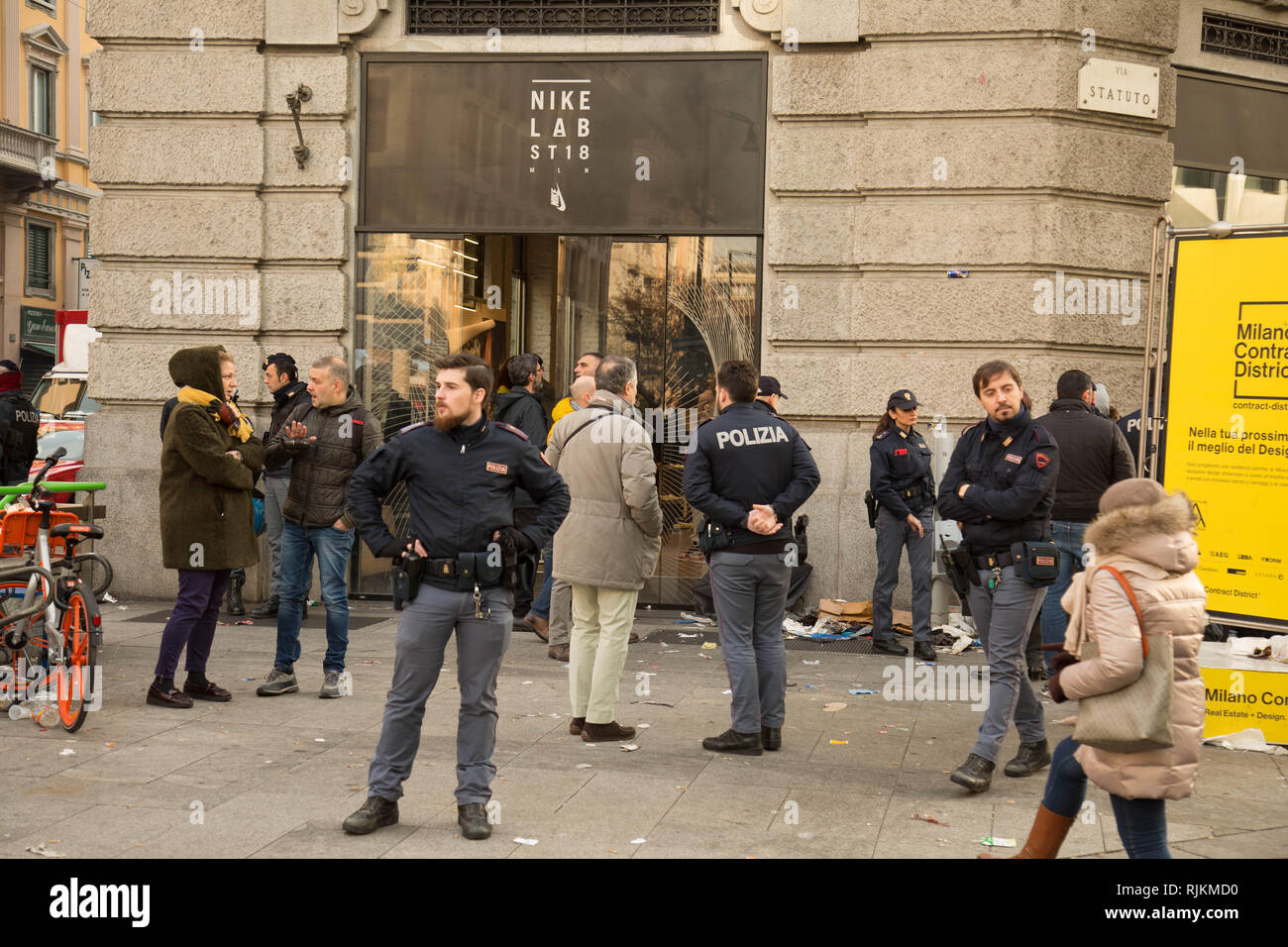 Foto Francesco Bozzo- LaPresse 07-02-2019 Milano ( Italia ) Cronaca La fila  allo tienda Nike, davanti