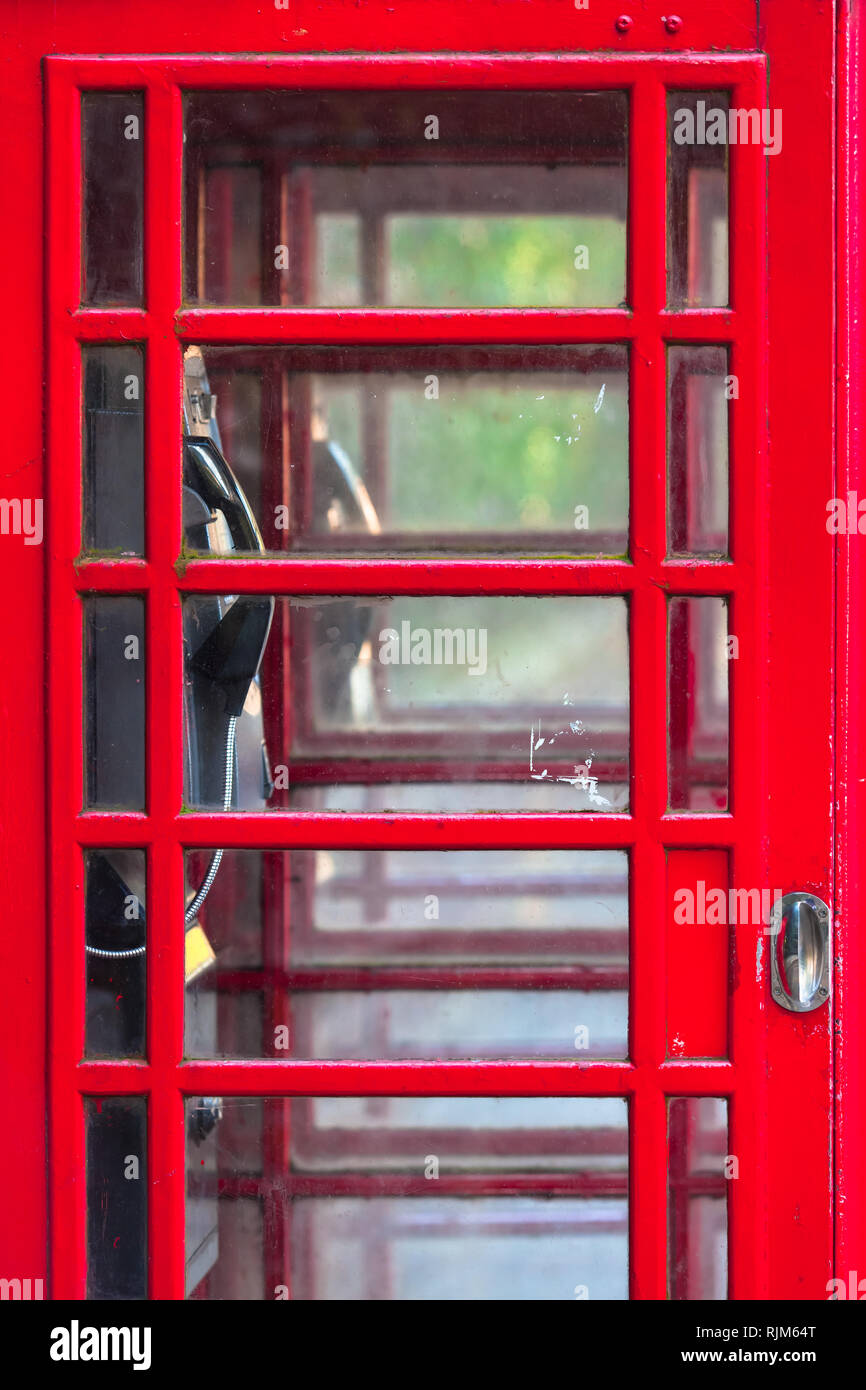 Detalle de doble cosecha roja english cuadro teléfono, muchas pequeñas  ventanas de cristal en la puerta, vista interior interior a través del  espacio (copia Fotografía de stock - Alamy