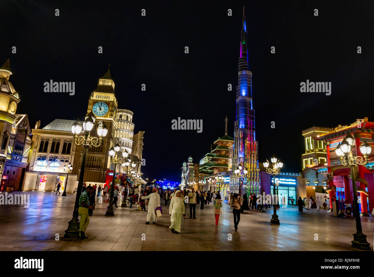 Dubai, UAE / 11. 06. 2018 : colorida aldea planetaria iluminada con multitud Foto de stock