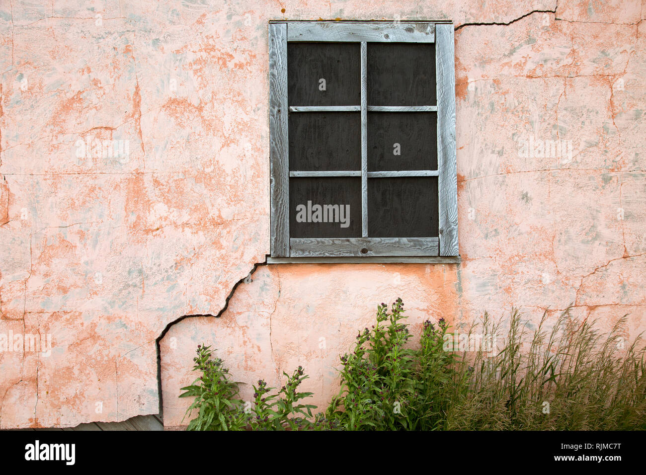 WY03311-00...Wyoming - Detalle de ventana y pared agrietada en uno de los viejos pioneros casas situadas a lo largo de la fila de los Mormones en parque nacional Grand Teton. Foto de stock