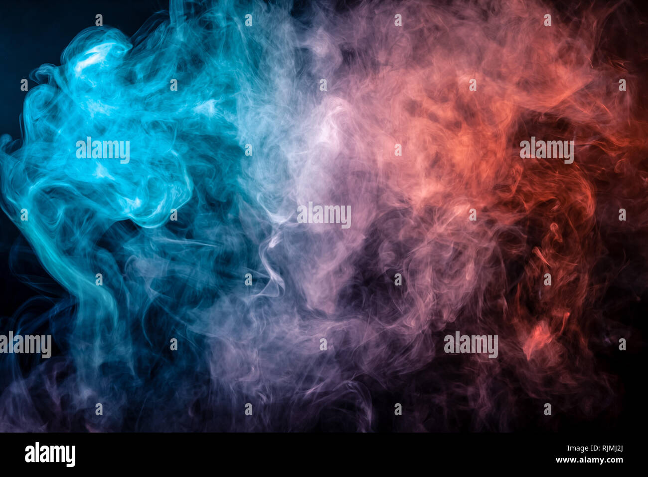 Bomba De Humo Azul Y Rojo Sobre Negro De Fondo Aislado Fotografia De Stock Alamy