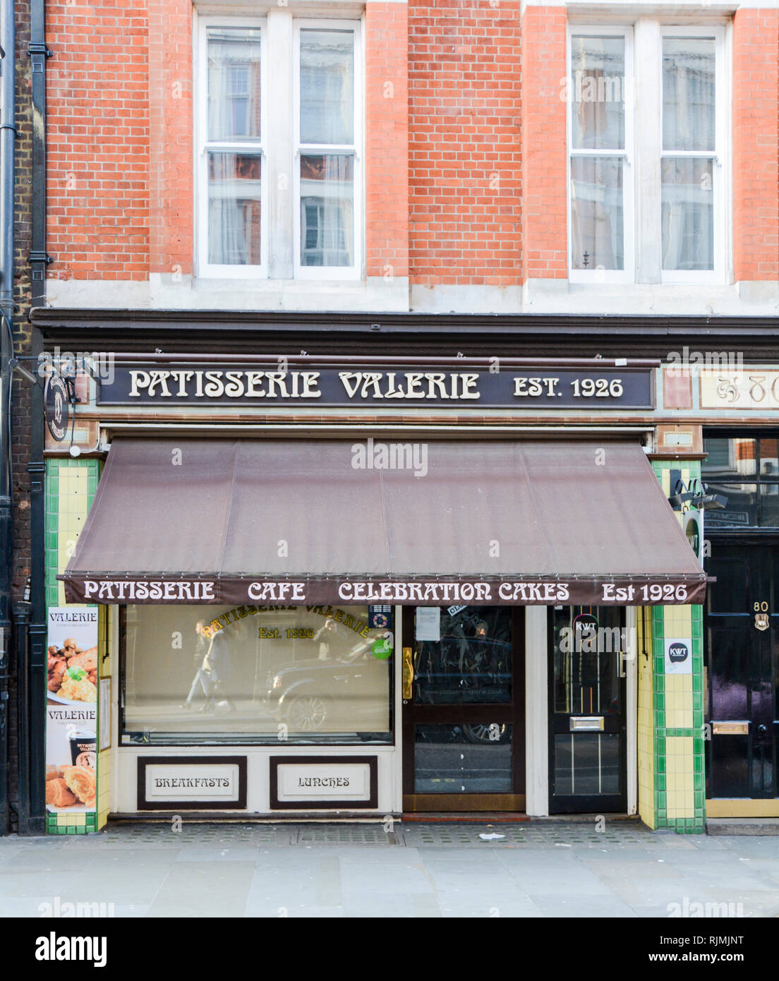 Exterior de la ahora cerrada Patisserie Valerie cafe cadena, London, UK Foto de stock