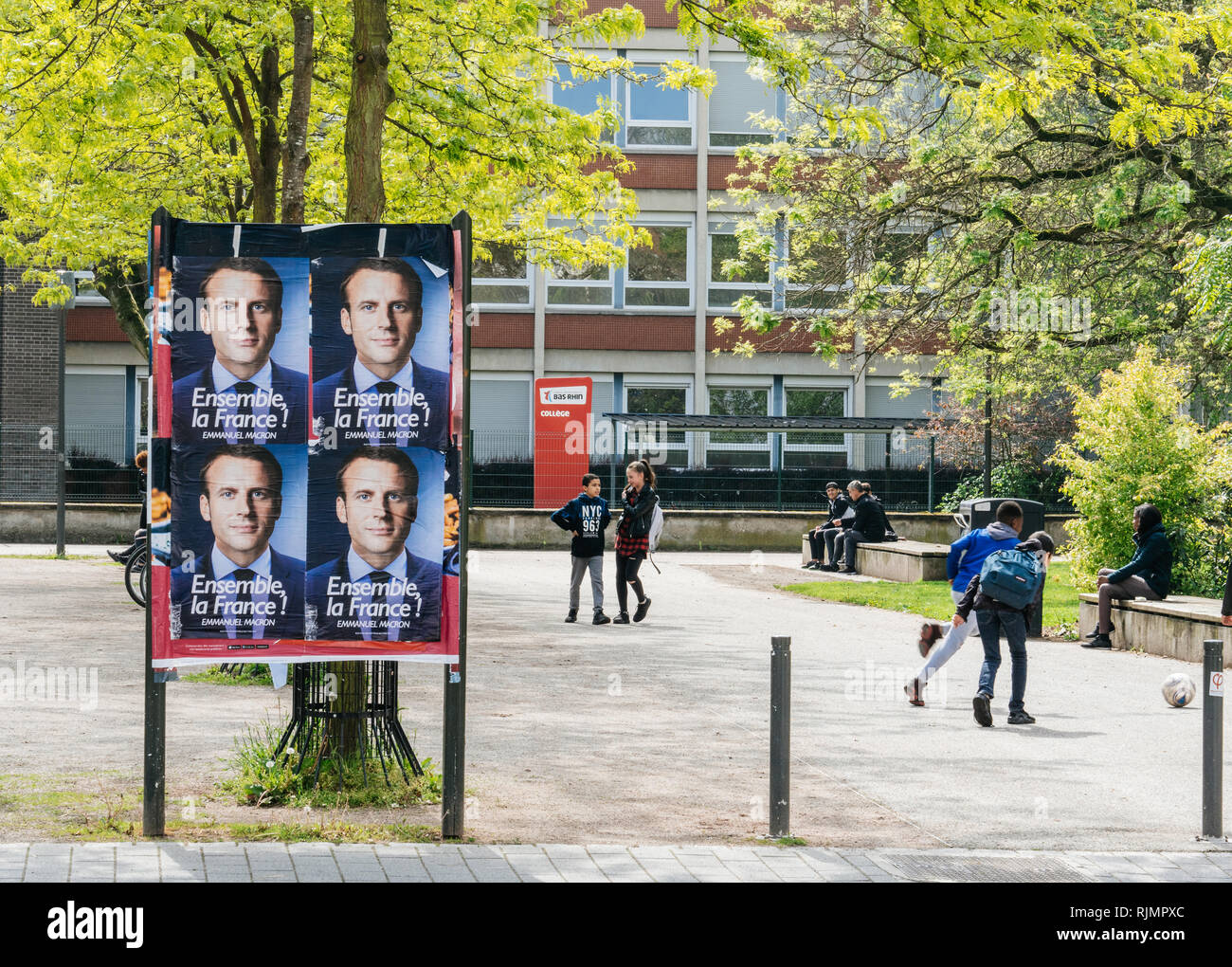 Estrasburgo, Francia - 5 de mayo de 2018: Emmanuel Macron, candidato a la Presidencia de Francia cartel sobre una campaña dedicada la agitación en la zona delante de la Escuela Francesa de Liceo Foto de stock