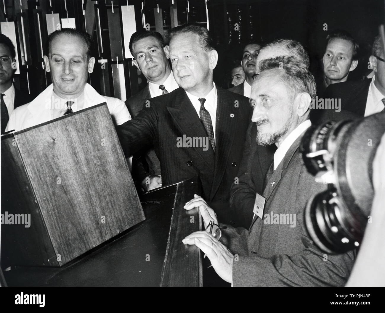 Exposición científica de Ginebra, inaugurada por Dag Hammarskjold, Secretario General de las Naciones Unidas. Foto de stock