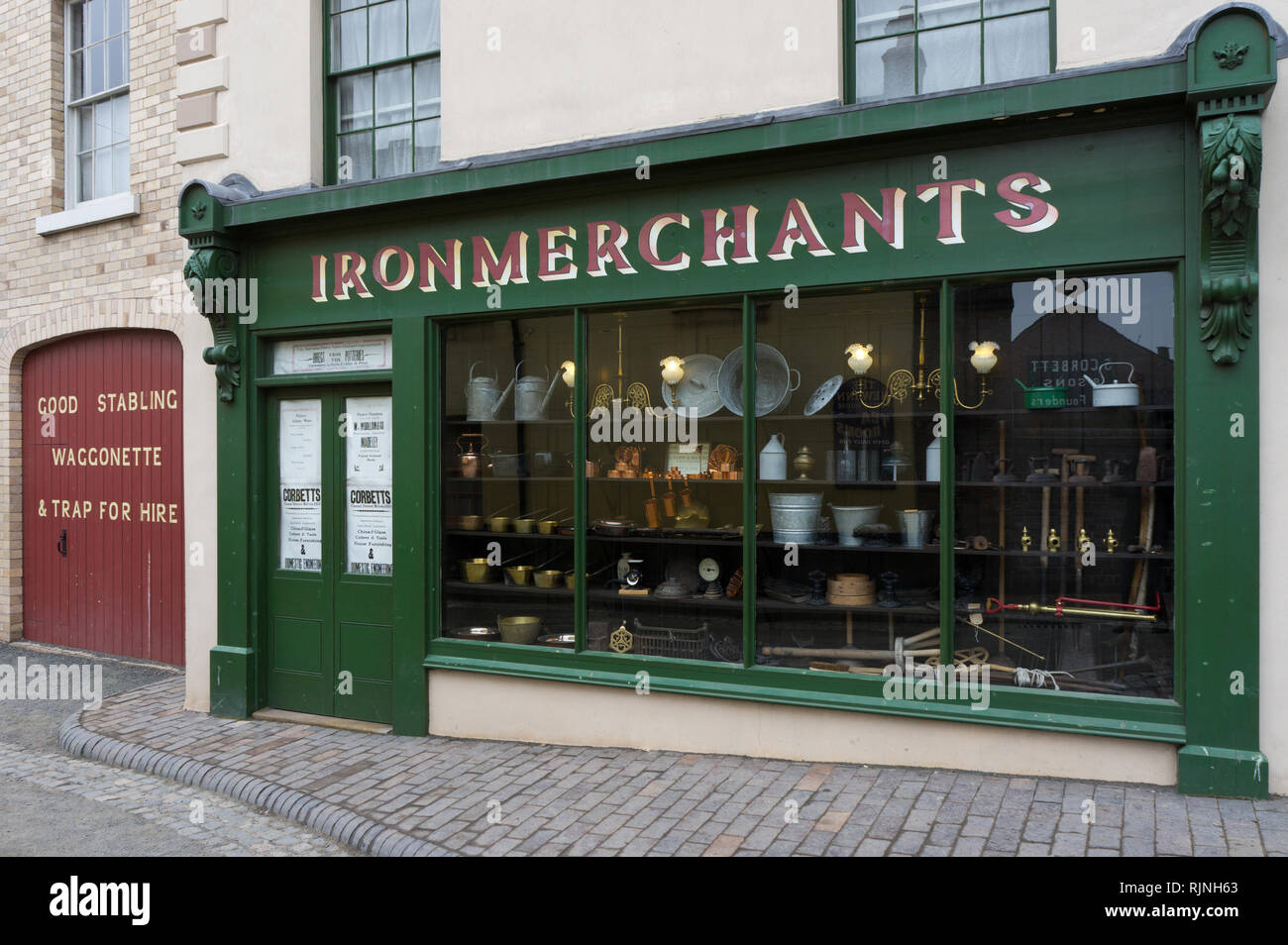 Fachada de una tienda de mercaderes de hierro victoriana en Blists Hill
