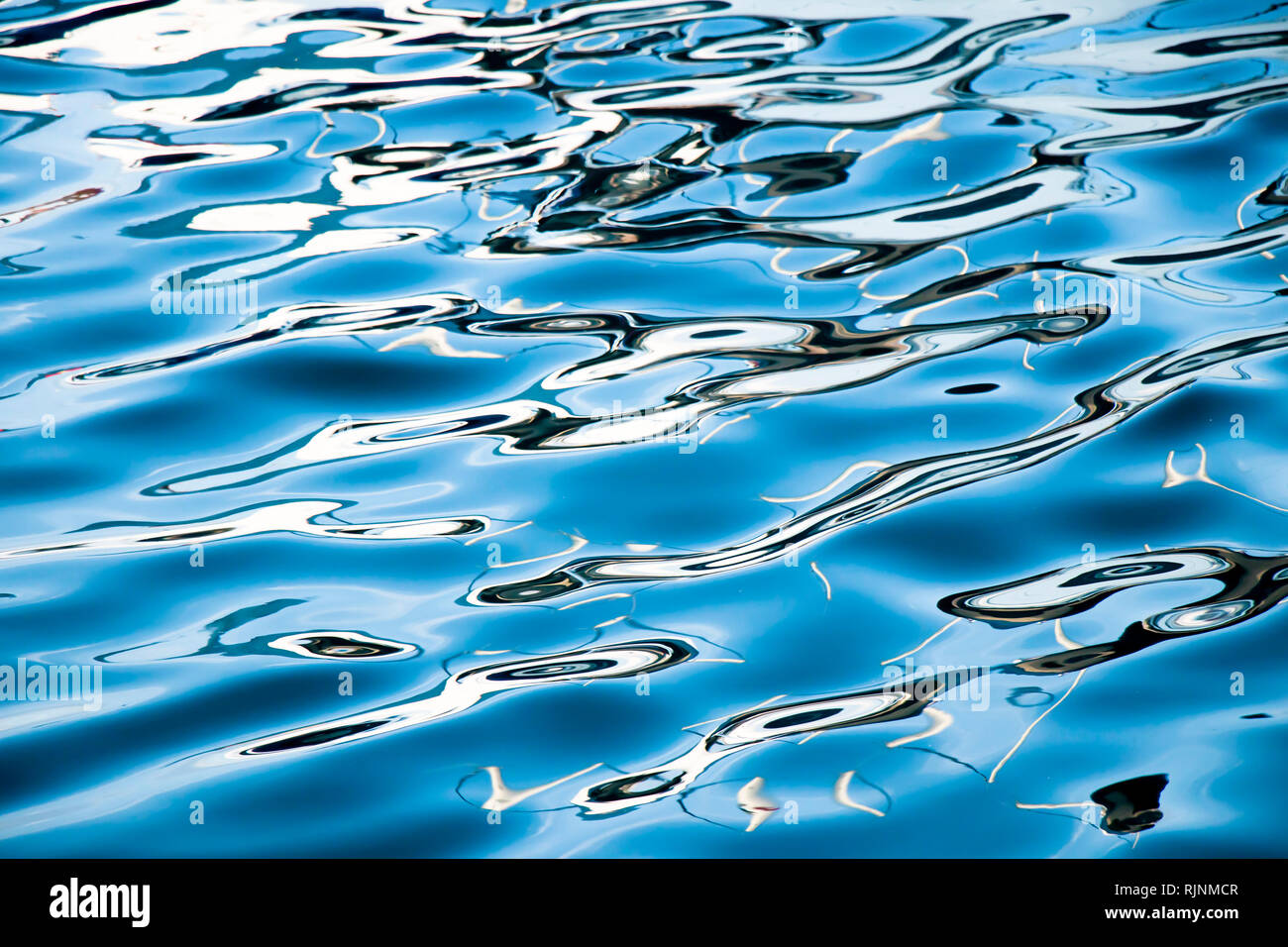 Reflejando el agua clara de fondo de cierre Foto de stock