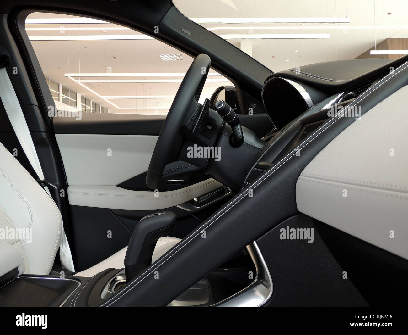 Combinación de blanco y negro de la tapicería de cuero de coche premium interior Foto de stock