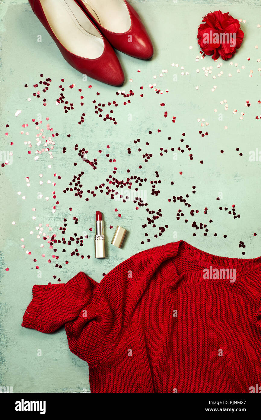 Vista superior para el día de Valentines party outfit composición  accesorios zapatos rojos corazones fondo simple Fotografía de stock - Alamy