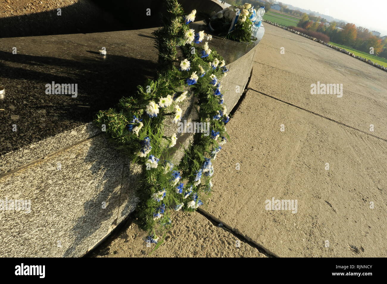 La estrella de David hecha de flores en Majdanek memorial Fotografía de  stock - Alamy