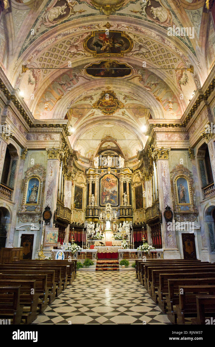 Italia, Lombardía, Clusone. La Basílica de Santa María de la Asunción, Interior con el altar y el púlpito de Andrea Fantoni Foto de stock