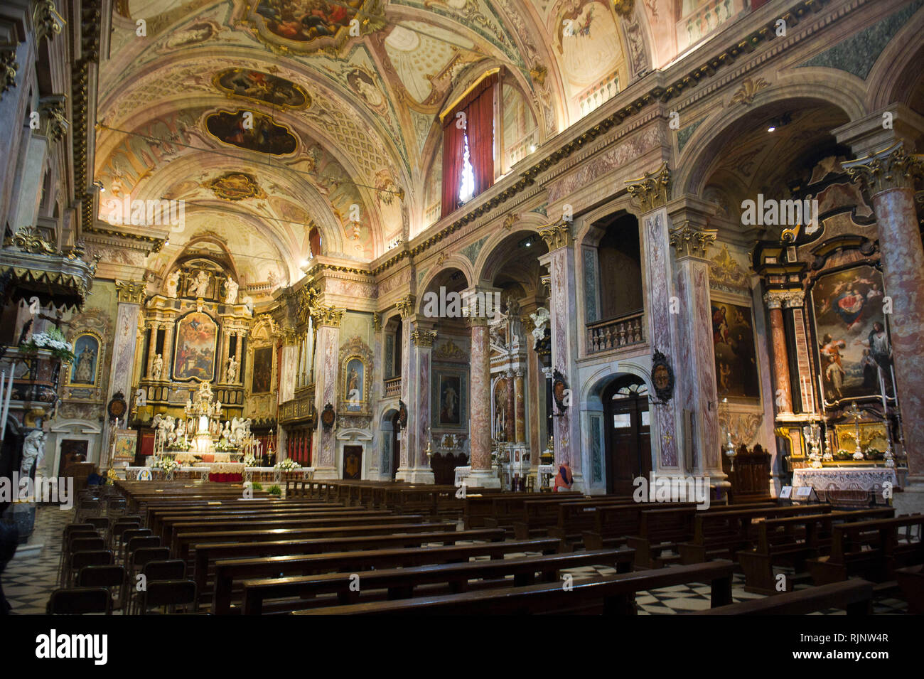Italia, Lombardía, Clusone. La Basílica de Santa María de la Asunción, Interior con el altar y el púlpito de Andrea Fantoni Foto de stock