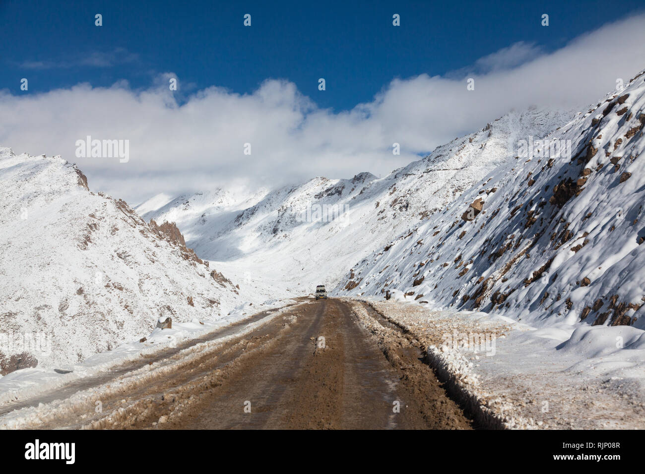 Difíciles condiciones causadas por la caída de nieve en la carretera que une la alta altitud de Leh y Khardung La, Ladakh, Jammu y Cachemira, la India Foto de stock