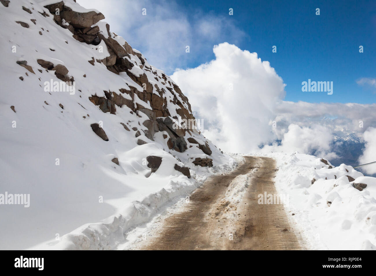 Difíciles condiciones causadas por la caída de nieve en la carretera que une la alta altitud de Leh y Khardung La, Ladakh, Jammu y Cachemira, la India Foto de stock