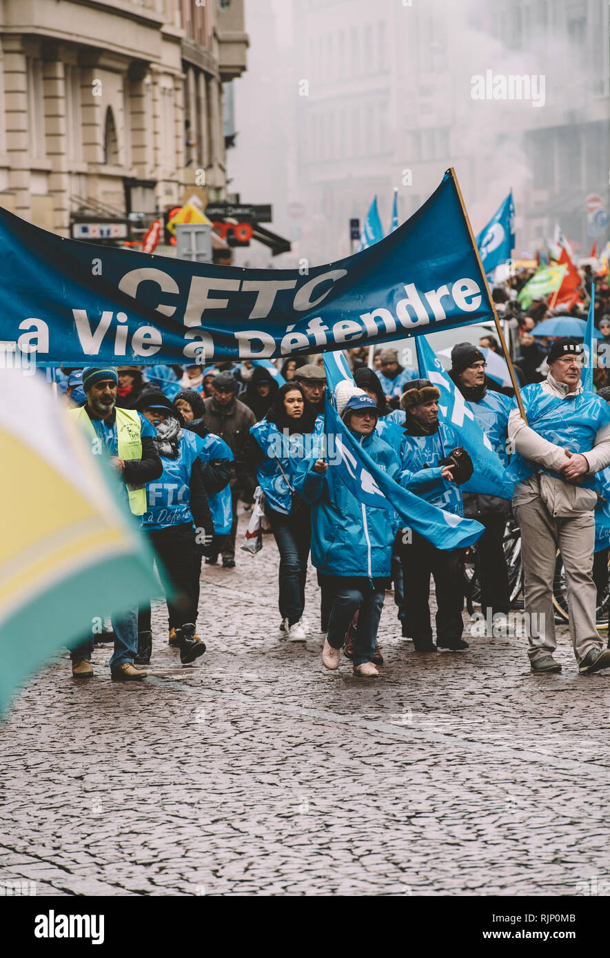 Estrasburgo, Francia - Mar 22, 2018: un grupo de personas portando banderas azules y la realización de reuniones de protesta organizadas por caminar en la calle, Francia Foto de stock