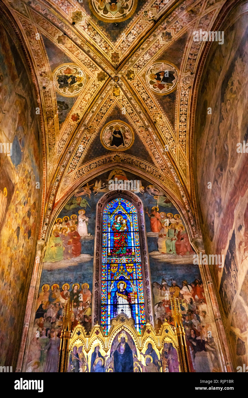 Retablo Redentor Jesucristo, frescos, cristal statined Capilla Strozzi, la Iglesia de Santa Maria Novella en Florencia Italia. Retablo creado Andrea Fotografía de stock - Alamy Retablo Redentor Jesucristo, frescos, cristal statined Capilla Strozzi, la Iglesia de Santa Maria Novella en Florencia Italia. Retablo creado Andrea Fotografía de stock - Alamy