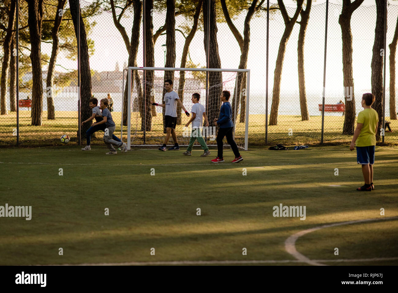 Niños jugando al fútbol en el parque. Venecia. Italia. Foto de stock