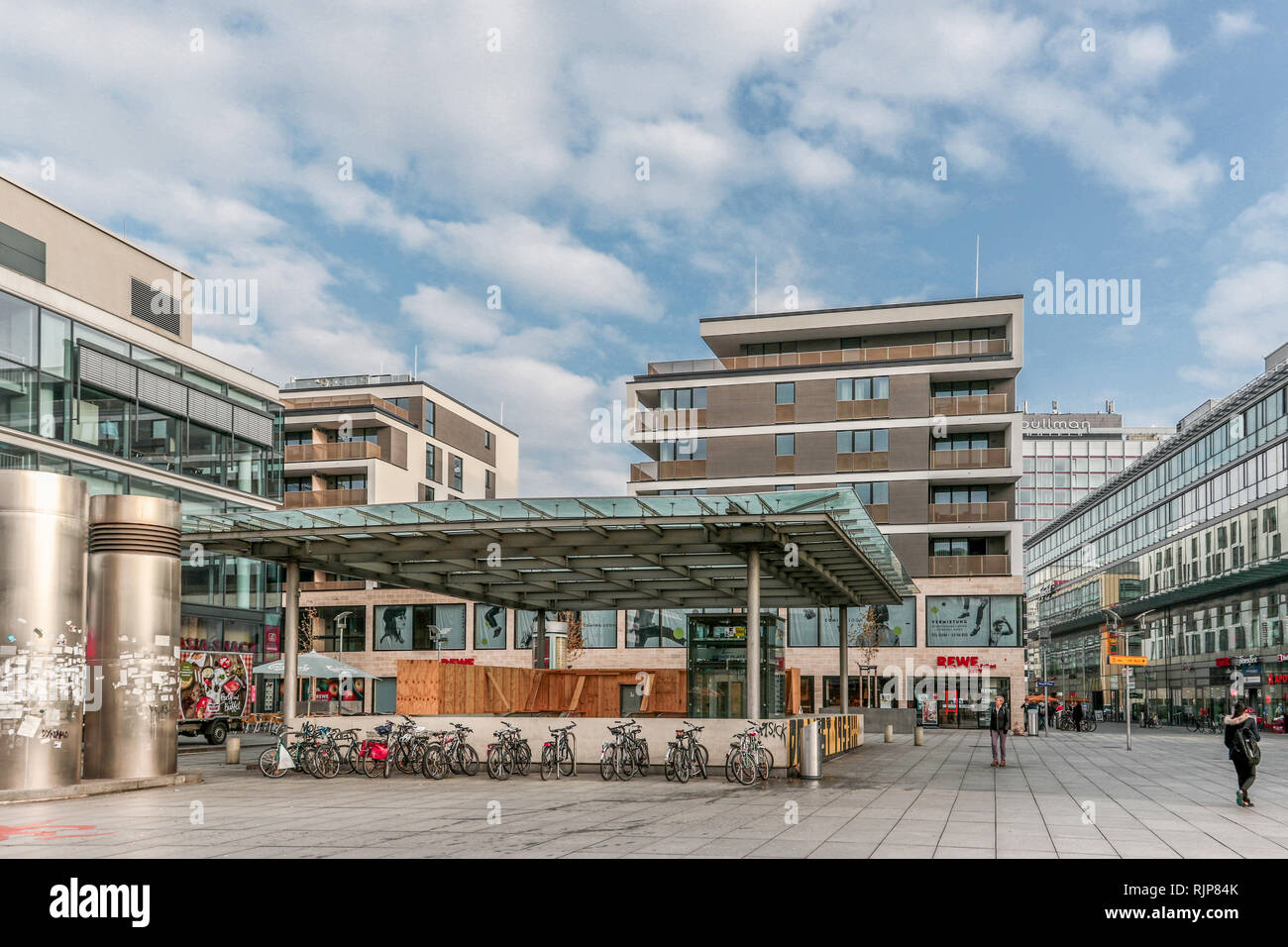 Dresden, Alemania, 27. Oktober 2016 - Neu gestaltetes Bahnhofsumfeld am Hauptbahnhof en Dresde Foto de stock