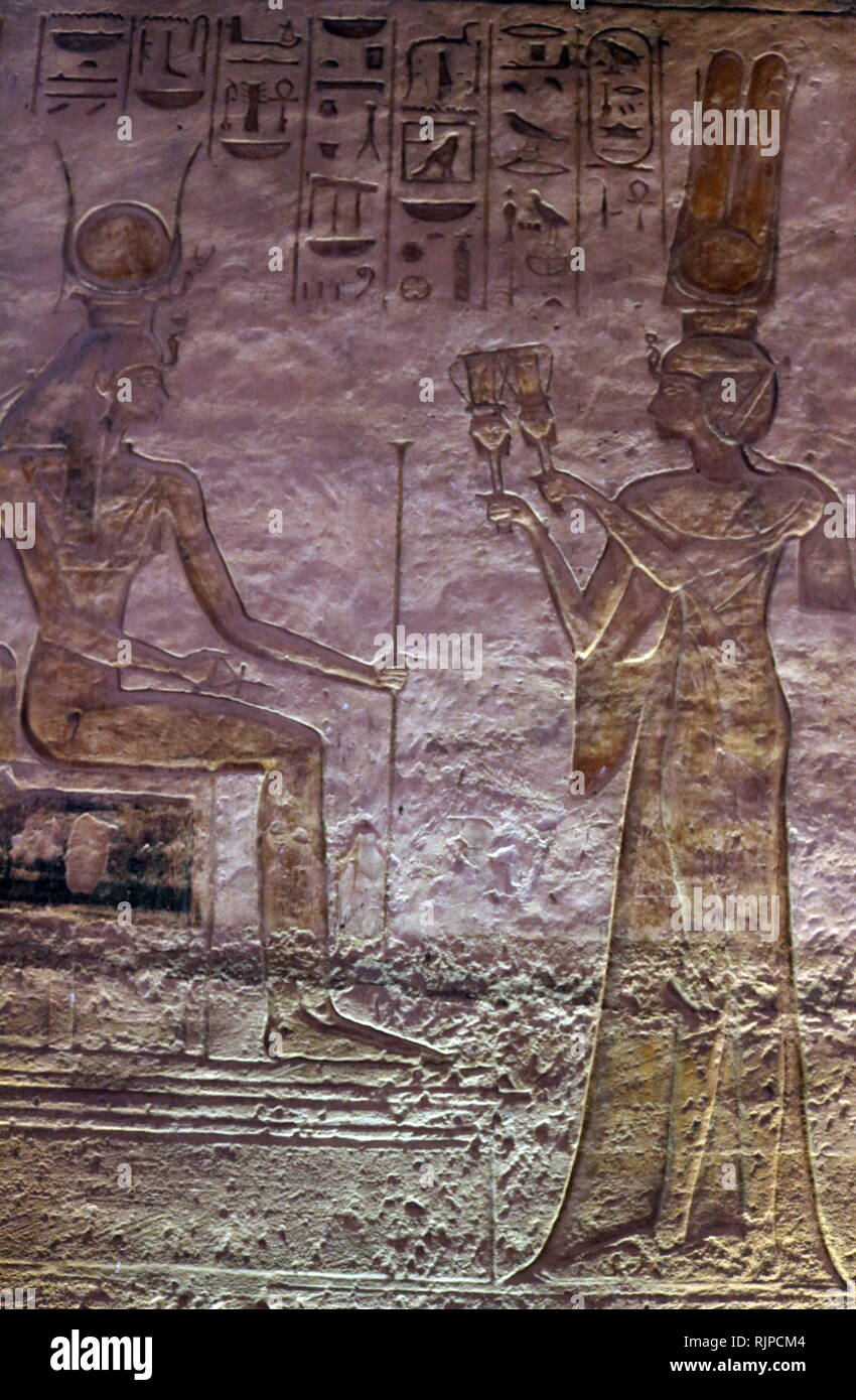 Una fotografía del templo de Hathor y Nefertari, también conocido como el  pequeño templo. El templo fue construido alrededor de un centenar de metros  al noreste del templo del faraón Ramsés II