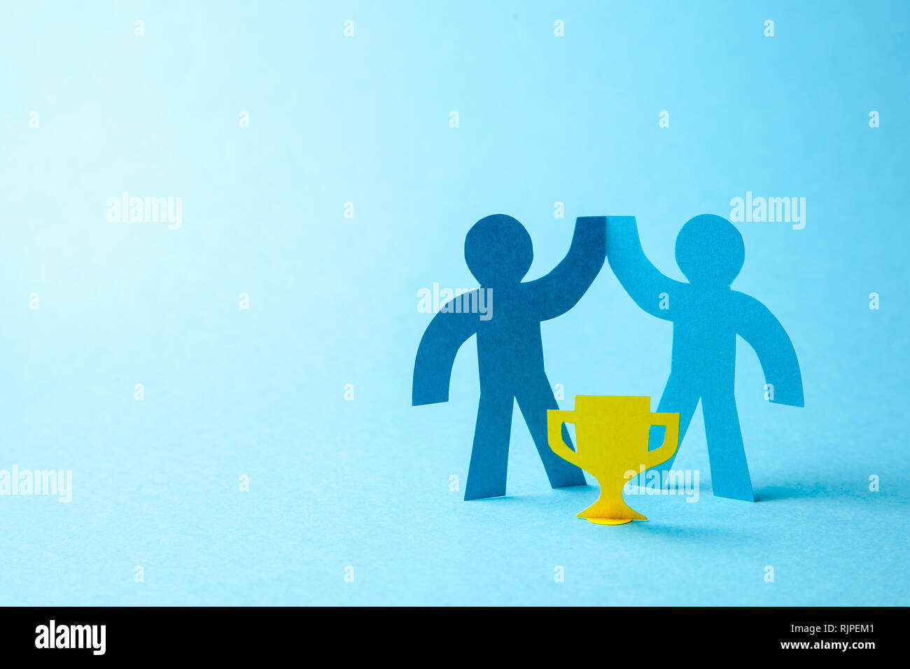 Negocio exitoso equipo ganador de la copa de oro tiene en sus manos. Team building. Los trabajadores de líder y llegar a la meta. Espacio para copiar texto. Foto de stock